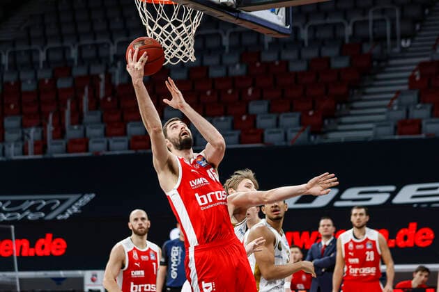 left David Kravish Brose Bamberg, 45 right 04 Luc van Slooten Basketball Löwen Braunschweig Brose Bamberg Basketball Löwen Braunschweig easyCredit BBL Basketball Bundesliga Basketball Season 2020 21 14 Matchday, 24 01 2021 Bamberg, Brose Arena Copyright: DanielxLöb