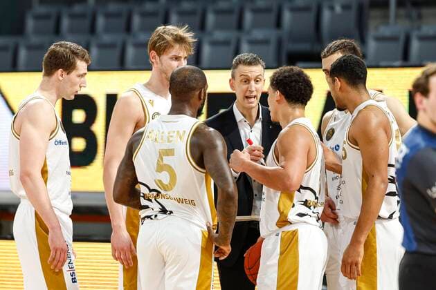 Center hearth coach coach Pete Strobl Basketball Löwen Braunschweig Brose Bamberg Basketball Löwen Braunschweig easyCredit BBL Basketball Bundesliga Basketball season 2020 21 14 matchday, 24 01 2021 Bamberg, Brose Arena Copyright: DanielxLöb