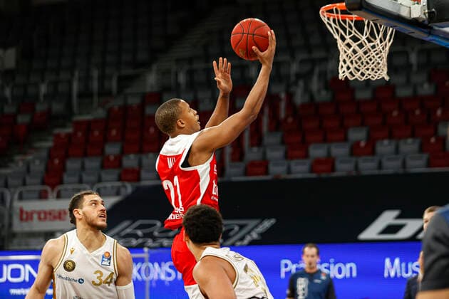 Center Devon Hall Brose Bamberg, 22 left 34 Gavin Schilling Basketball Löwen Braunschweig Brose Bamberg Basketball Löwen Braunschweig easyCredit BBL Basketball Bundesliga Basketball Season 2020 21 14 Matchday, 24 01 2021 Bamberg, Brose Arena Copyright: DanielxLöb