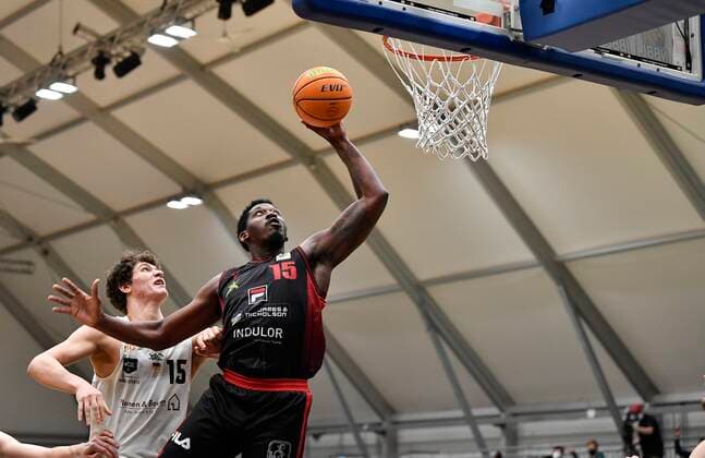 24 01 2021 Basketball Saison 2020 2021 2 Bundesliga Pro A 17 Spieltag Nürnberg Falcons Basketball Club NBC Artland Dragons Quakenbrueck Fynn Fischer 15, Nürnberg Falcons BC NBC Quadir Hassan Welton 15, Artland Dragons , right.
