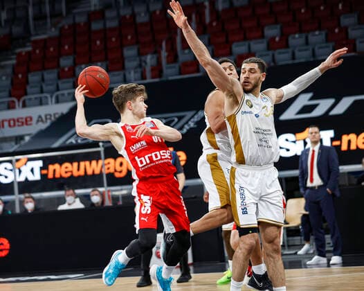 Left Bennet Hundt Brose Bamberg, 33 Right 34 Gavin Schilling Basketball Löwen Braunschweig Brose Bamberg Basketball Löwen Braunschweig easyCredit BBL Basketball Bundesliga Basketball Season 2020 21 14 Matchday, 24 01 2021 Bamberg, Brose Arena Copyright: DanielxLöb