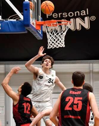 24 01 2021 Basketball Saison 2020 2021 2 Bundesliga Pro A 17 Spieltag Nürnberg Falcons Basketball Club NBC Artland Dragons Quakenbrueck Leon Iduma Okpara 12, Artland Dragons Jackson Ross Kent 34, Nürnberg Falcons BC NBC
