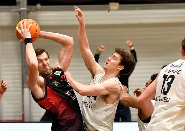 24 01 2021 Basketball Saison 2020 2021 2 Bundesliga Pro A 17 Spieltag Nürnberg Falcons Basketball Club NBC Artland Dragons Quakenbrück Robert Oehle 31, Artland Dragons Jackson Ross Kent 34, Nürnberg Falcons BC NBC