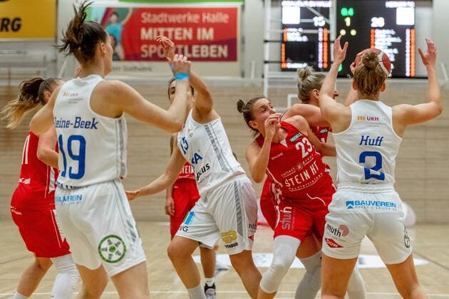 Fight under the basket With Styliani Stella Fouraki 15, GISA Lions SV Halle , Darien Huff 02, GISA Lions SV Halle as well as bStipe Vucur HFC and Sofia Pelander Herner TC GISA Lions SV Halle vs Herner TC Basketball 1 Bundesliga ERDGAS Sportarena Halle Saale 24 01 2021 Photo Holger John Sachsen Anhalt Germany ERDGAS Sportarena Halle Saale
