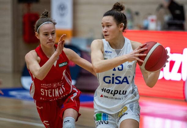 Charlotte Kreuter 13, GISA Lions SV Halle vs Jule Groll Herner TC GISA Lions SV Halle vs Herner TC Basketball 1 Bundesliga ERDGAS Sportarena Halle Saale 24 01 2021 Photo Holger John Sachsen Anhalt Germany ERDGAS Sportarena Halle Saale