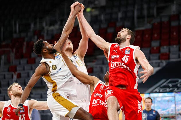 Meeting in the air left 01 Bazoumana Kone Basketball Löwen Braunschweig center 15 Maertin Peterka Basketball Löwen Braunschweig right David Kravish Brose Bamberg, 45 Brose Bamberg Basketball Löwen Braunschweig easyCredit BBL Basketball Bundesliga Basketball season 2020 21 14 matchday, 24 01 2021 Bamberg, Brose Arena Copyright: DanielxLöb