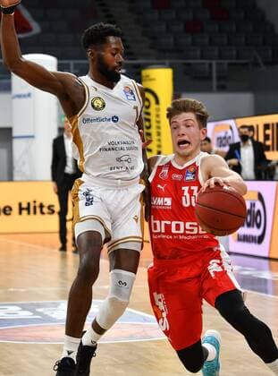 BAMBERG 24 01 2021 Basketball easycredit 1 Basketball Bundesliga 14 matchday Brose Bamberg vs Basketball Löwen Braunschweig Bennet Hundt 33, Brose Bamberg moves to the basket against Bazoumana Kone 1, Basketball Löwen Braunschweig photo Hans Martin Issler isslerimages Brose Bamberg vs Basketball Löwen Braunschweig