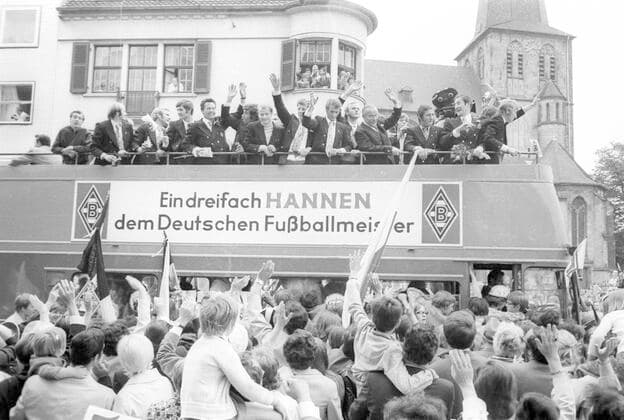 Borussia Mönchengladbach German Champion 1971 Triumphant ride through Mönchengladbach on 06 06 1971 The Gladbach players on the double-decker bus, presenting the championship trophy Only for journalistic use Only for editorial use HM