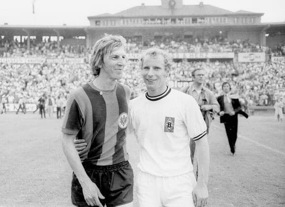 SG Eintracht Frankfurt Borussia Mönchengladbach 1 4 05 06 1971 Jürgen Grabowski SGE li and Berti Vogts BMG after the match arm in arm Only for journalistic use Only for editorial use HM