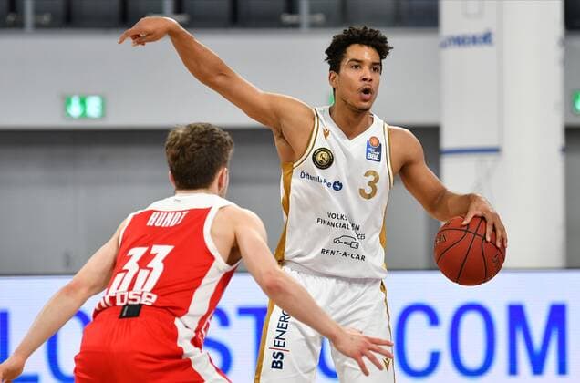 BAMBERG 24 01 2021 basketball easycredit 1 basketball Bundesliga 14 matchday Brose Bamberg vs Basketball Löwen Braunschweig Garai Zeeb 3, Basketball Löwen Braunschweig gives instruction against Bennet Hundt 33, Brose Bamberg photo Hans Martin Issler isslerimages Brose Bamberg vs Basketball Löwen Braunschweig