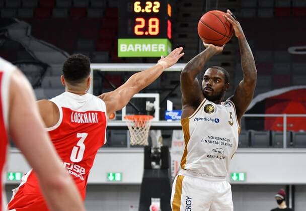 BAMBERG 24 01 2021 basketball easycredit 1 basketball Bundesliga 14 matchday Brose Bamberg vs Basketball Löwen Braunschweig Bryon Allen 5, Basketball Löwen Braunschweig throws against Dominic Lockhart 3, Brose Bamberg photo Hans Martin Issler isslerimages Brose Bamberg vs Basketball Löwen Braunschweig