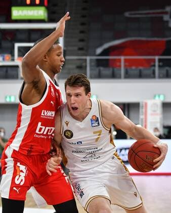 BAMBERG 24 01 2021 basketball easycredit 1 basketball Bundesliga 14 matchday Brose Bamberg vs Basketball Löwen Braunschweig Lukas Meisner 7, Basketball Löwen Braunschweig moves to the basket against Devon Hall 22, Brose Bamberg photo Hans Martin Issler isslerimages Brose Bamberg vs Basketball Löwen Braunschweig