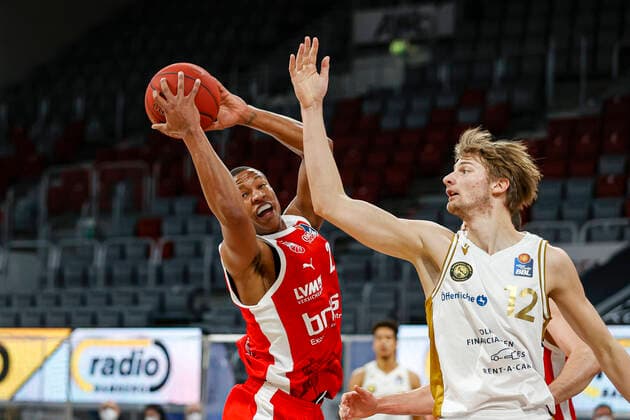 left Devon Hall Brose Bamberg, 22 right 12 Jannik Göttsche Basketball Löwen Braunschweig Brose Bamberg Basketball Löwen Braunschweig easyCredit BBL Basketball Bundesliga Basketball Season 2020 21 14 Matchday, 24 01 2021 Bamberg, Brose Arena Copyright: DanielxLöb