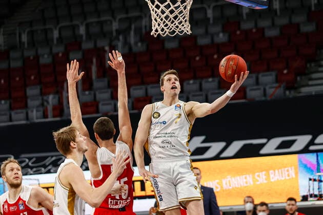 right 07 Lukas Meisner Basketball Löwen Braunschweig left David Kravish Brose Bamberg, 45 Brose Bamberg Basketball Löwen Braunschweig easyCredit BBL Basketball Bundesliga Basketball Season 2020 21 14 Matchday, 24 01 2021 Bamberg, Brose Arena Copyright: DanielxLöb