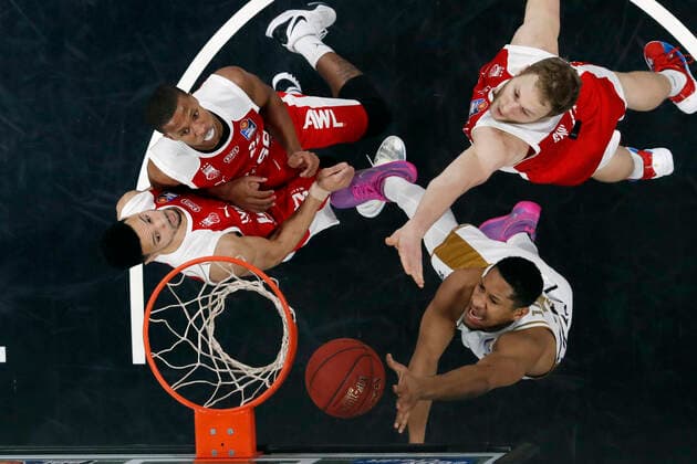 right below 35 Karim Jallow Basketball Löwen Braunschweig vlnr Dominic Lockhart Brose Bamberg, 03 Devon Hall Brose Bamberg, 22 Christian Sengfelder Brose Bamberg, 43 Brose Bamberg Basketball Löwen Braunschweig easyCredit BBL Basketball Bundesliga Basketball Season 2020 21 14 Matchday, 24 01 2021 Bamberg, Brose Arena Copyright: DanielxLöb