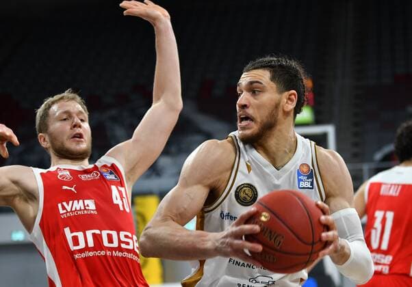 BAMBERG 24 01 2021 basketball easycredit 1 basketball Bundesliga 14 matchday Brose Bamberg vs Basketball Löwen Braunschweig Gavin Schilling 34, Basketball Löwen Braunschweig vs Christian Sengfelder 43, Brose Bamberg photo Hans Martin Issler isslerimages Brose Bamberg vs Basketball Löwen Braunschweig