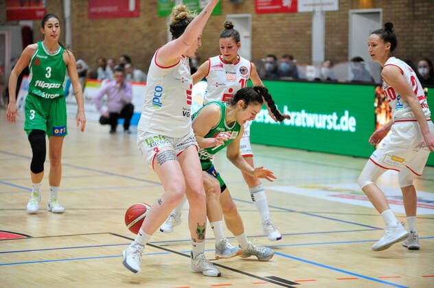 Basketball DBBL 15 Matchday GiroLive Panthers Osnabrück flippo Baskets BG 74 on 24 01 2021 in the OSC Hall in Osnabrück Samantha Führing Fuehring Osnabrück in a duel with Jennifer Crowder Göttingen BK