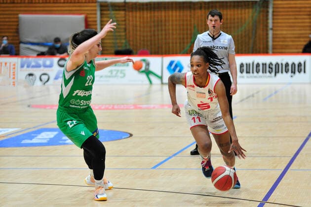 Basketball DBBL 15 Matchday GiroLive Panthers Osnabrück flippo Baskets BG 74 on 24 01 2021 at the OSC Hall in Osnabrück Allazia Blockton Osnabrück in a duel with Ruzica Dzankic Göttingen BK