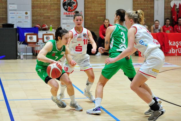Basketball DBBL 15 Matchday GiroLive Panthers Osnabrück flippo Baskets BG 74 on 24 01 2021 in the OSC Hall in Osnabrück Jennifer Crowder Göttingen in a duel with Jenny Strozyk Osnabrück BK