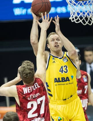 24 01 2021, Berlin, Basketball, 1 Bundesliga, easyCredit BBL, Hauptrunde, 14 Spieltag, Mercedes Benz Arena ALBA Berlin s Oliver Wuerzburg ALBAs Luke Sikma r throws the ball at the basket in front of Jonas Weitzel of s Oliver Wuerzburg ALBA Berlin s Oliver Wuerzburg