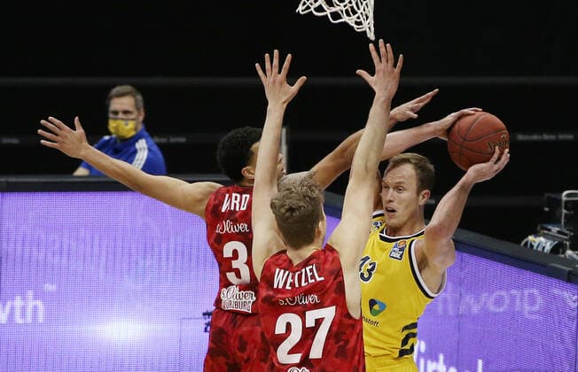 Tyson Ward, Jonas Weitze, Luke Sikma action game scene duel sports basketball BBL Bundesliga men season 2020 2021 24 01 2021 ALBA Berlin vs s Oliver Würzburg