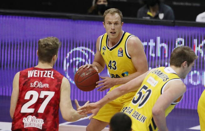 Jonas Weitzel, Luke Sikma, Ben Lammers action game scene duel sports basketball BBL Bundesliga men season 2020 2021 24 01 2021 ALBA Berlin vs s Oliver Würzburg