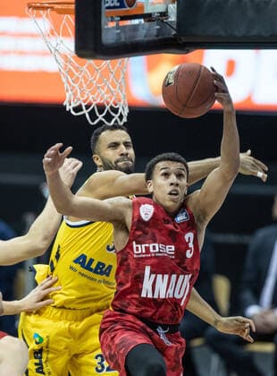 24 01 2021, Berlin, Basketball, 1 Bundesliga, easyCredit BBL, Hauptrunde, 14 Spieltag, Mercedes Benz Arena ALBA Berlin s Oliver Wuerzburg Tyson Ward r of s Oliver Wuerzburg fights ALBAs Johannes Thiemann for the ball ALBA Berlin s Oliver Wuerzburg