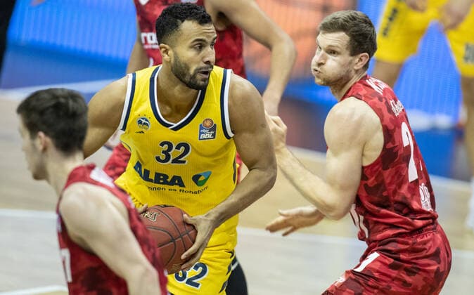 24 01 2021, Berlin, Basketball, 1 Bundesliga, easyCredit BBL, Hauptrunde, 14 Spieltag, Mercedes Benz Arena ALBA Berlin s Oliver Wuerzburg ALBAs Johannes Thiemann l fights for the ball against Florian Koch of s Oliver Wuerzburg ALBA Berlin s Oliver Wuerzburg
