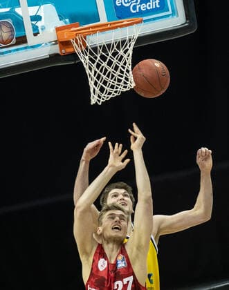 24 01 2021, Berlin, Basketball, 1 Bundesliga, easyCredit BBL, Hauptrunde, 14 Spieltag, Mercedes Benz Arena ALBA Berlin s Oliver Wuerzburg Jonas Weitzel of s Oliver Wuerzburg jumps to the basket against ALBAs Ben Lammers r ALBA Berlin s Oliver Wuerzburg