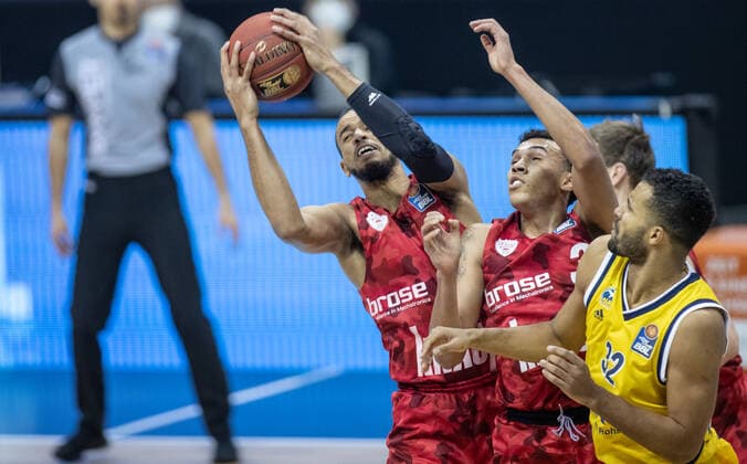 24 01 2021, Berlin, Basketball, 1 Bundesliga, easyCredit BBL, Hauptrunde, 14 Spieltag, Mercedes Benz Arena ALBA Berlin s Oliver Wuerzburg Cameron Hunt l r and Tyson Ward of s Oliver Wuerzburg fight for the ball against ALBAs Johannes Thiemann ALBA Berlin s Oliver Wuerzburg