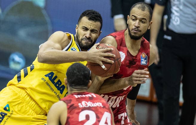 24 01 2021, Berlin, Basketball, 1 Bundesliga, easyCredit BBL, Hauptrunde, 14 Spieltag, Mercedes Benz Arena ALBA Berlin s Oliver Wuerzburg ALBAs Johannes Thiemann l fights for the ball against Alex King of s Oliver Wuerzburg ALBA Berlin s Oliver Wuerzburg