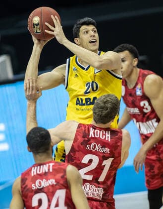 24 01 2021, Berlin, Basketball, 1 Bundesliga, easyCredit BBL, Hauptrunde, 14 Spieltag, Mercedes Benz Arena ALBA Berlin s Oliver Wuerzburg ALBAs Simone Fontecchio l dives with the ball to the basket against Florian Koch of s Oliver Wuerzburg ALBA Berlin s Oliver Wuerzburg