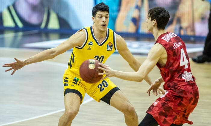 24 01 2021, Berlin, Basketball, 1 Bundesliga, easyCredit BBL, Hauptrunde, 14 Spieltag, Mercedes Benz Arena ALBA Berlin s Oliver Wuerzburg ALBAs Simone Fontecchio l fights for the ball against Julius Boehmer of s Oliver Wuerzburg ALBA Berlin s Oliver Wuerzburg