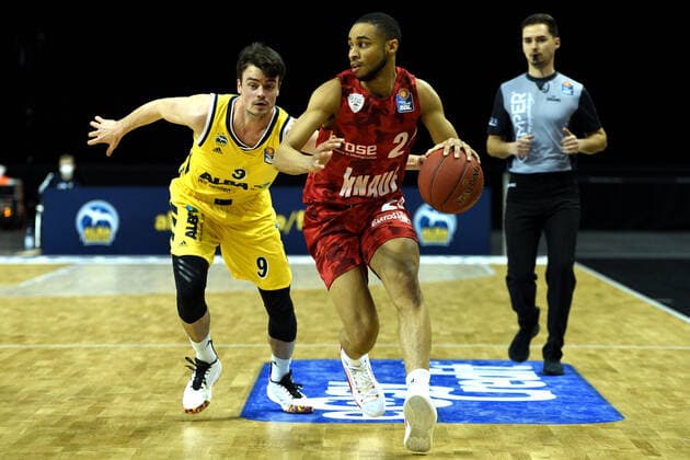 v l Jonas Mattisseck Alba, Brekkott Chapman Wuerzburg, BBL, Alba Berlin vs s Oliver Wuerzburg, at Mercedes Benz Arena, 24 01 21, GER, Berlin, 24 01 21, BBL, Alba vs s Oliver Wuerzburg Berlin Copyright: xUwexKoch xEibner-Pressefotox EP_ukh