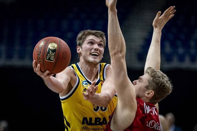 Basketball Berlin 24 01 2021 Season 2020 2021 BBL easyCredit BBL Alba Berlin vs s Oliver WÂ¸rzburg Ben Lammers Alba Berlin, No 50 Jonas Weitzel WÂ¸rzburg, No 27