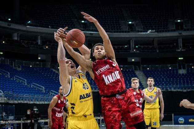 Basketball Berlin 24 01 2021 Season 2020 2021 BBL easyCredit BBL Alba Berlin vs s Oliver WÂ¸rzburg Tyson Ward WÂ¸rzburg, No 03 Luke Sikma Alba Berlin, No 43