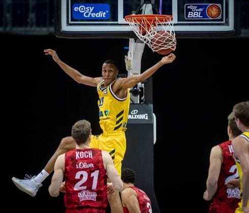 Basketball Berlin 24 01 2021 Season 2020 2021 BBL easyCredit BBL Alba Berlin vs s Oliver WÂ¸rzburg Louis Olinde Alba Berlin, No 19 Tyson Ward WÂ¸rzburg, No 03 Florian Koch WÂ¸rzburg, No 21