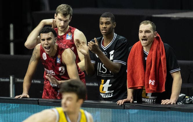 24 01 2021, Berlin, Basketball, 1 Bundesliga, easyCredit BBL, Hauptrunde, 14 Spieltag, Mercedes Benz Arena ALBA Berlin s Oliver Wuerzburg Tyson Ward l r , Florian Koch, Elijah Ndi and Felix Hoffmann of s Oliver Wuerzburg cheer on their team ALBA Berlin s Oliver Wuerzburg