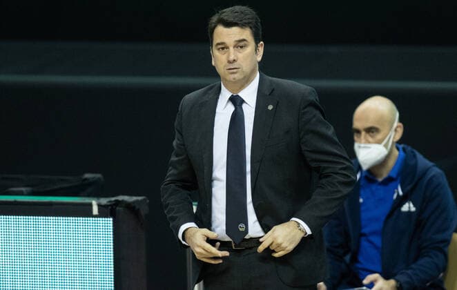 24 01 2021, Berlin, Basketball, 1 Bundesliga, easyCredit BBL, Hauptrunde, 14 Spieltag, Mercedes Benz Arena ALBA Berlin s Oliver Wuerzburg ALBAs co-coach Israel Gonzalez is in charge of the game ALBA Berlin s Oliver Wuerzburg
