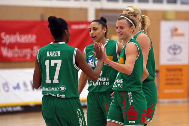 24 01 2021, xovx, Basketball Damen 1 Bundesliga, BC Pharmaserv Marburg SNP Bascats Heidelberg v l Tonisha Baker BC Pharmaserv Marburg , Rachel Arthur BC Pharmaserv Marburg , Alexandra Wilke BC Pharmaserv Marburg , Marie Bertholdt BC Pharmaserv Marburg Marburg Sporthalle Georg Gaßmann Stadion Hessen Deutschland DE