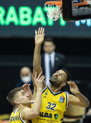 24 01 2021, Berlin, Basketball, 1 Bundesliga, easyCredit BBL, Hauptrunde, 14 Spieltag, Mercedes Benz Arena ALBA Berlin s Oliver Wuerzburg ALBAs Johannes Thiemann r throws a basket next to teammate Tim Schneider ALBA Berlin s Oliver Wuerzburg