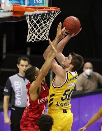 Cameron Hunt, Ben Lammers action game scene duel sports basketball BBL Bundesliga men season 2020 2021 24 01 2021 ALBA Berlin vs s Oliver Würzburg