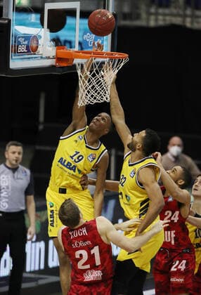 Louis Olinde, Johannes Thiemann, Florian Koch, Cameron Hunt action game scene duel sports basketball BBL Bundesliga men season 2020 2021 24 01 2021 ALBA Berlin vs s Oliver Würzburg