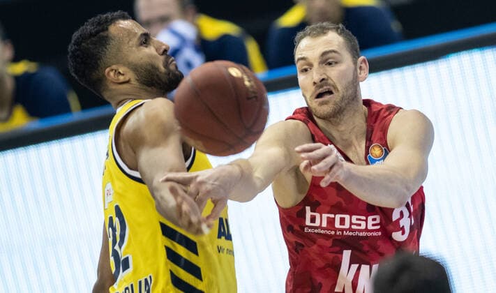 24 01 2021, Berlin, Basketball, 1 Bundesliga, easyCredit BBL, Hauptrunde, 14 Spieltag, Mercedes Benz Arena ALBA Berlin s Oliver Wuerzburg ALBAs Johannes Thiemann l fights for the ball against Felix Hoffmann of s Oliver Wuerzburg ALBA Berlin s Oliver Wuerzburg