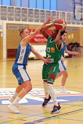 24 01 2021, xovx, Basketball Damen 1 Bundesliga, BC Pharmaserv Marburg SNP Bascats Heidelberg v l Franziska Worthmann SNP BasCats USC Heidelberg , Tonisha Baker BC Pharmaserv Marburg , Inja Butina SNP BasCats USC Heidelberg Marburg Sporthalle Georg Gaßmann Stadion Hessen Deutschland DE