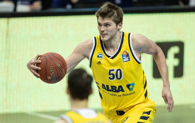 24 01 2021, Berlin, Basketball, 1 Bundesliga, easyCredit BBL, Hauptrunde, 14 Spieltag, Mercedes Benz Arena ALBA Berlin s Oliver Wuerzburg ALBAs Ben Lammers runs with the ball across the court ALBA Berlin s Oliver Wuerzburg