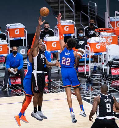 LOS ANGELES, CA - JANUARY 24: Los Angeles Clippers Forward Kawhi Leonard (2) puts the ball up over Oklahoma City Thunder Center Isaiah Roby (22) during an NBA, Basketball Herren, USA game between the Los Angeles Clippers and the Oklahoma City Thunder and the on January 24, 2021 at STAPLES Center in Los Angeles, CA. (Photo by Carrie Giordano Icon Sportswire) NBA: JAN 24 Thunder at Clippers Icon210124015