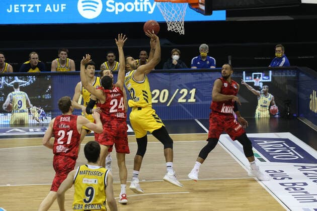 DEU, GER, 1 BBL Alba Berlin vs s Oliver Würzburg, 24 01 2021, Mercedes Benz Arena, Berlin, DEU, GER, 1 BBL Alba Berlin vs s Oliver Würzburg, , in picture Johannes Thiemann ALBA Berlin 32 , Cameron Hunt s Oliver Wuerzburg 24 nordphotoxGmbHx xEngler nph00076