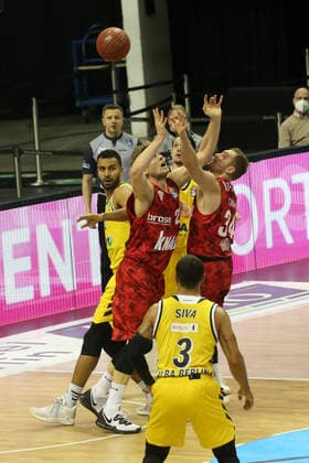 DEU, GER, 1 BBL Alba Berlin vs s Oliver Würzburg, 24 01 2021, Mercedes Benz Arena, Berlin, DEU, GER, 1 BBL Alba Berlin vs s Oliver Würzburg, , in picture Johannes Thiemann ALBA Berlin 32 , Jonas Weitzel s Oliver Wuerzburg 27 , Felix Hoffmann s Oliver Wuerzburg 34 nordphotoxGmbHx xEngler nph00076