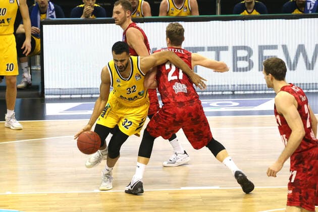DEU, GER, 1 BBL Alba Berlin vs s Oliver Würzburg, 24 01 2021, Mercedes Benz Arena, Berlin, DEU, GER, 1 BBL Alba Berlin vs s Oliver Würzburg, , in picture Johannes Thiemann ALBA Berlin 32 , Jonas Weitzel s Oliver Wuerzburg 27 nordphotoxGmbHx xEngler nph00076